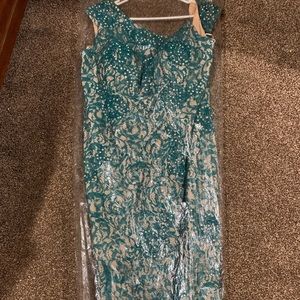 Very cheap nice dress worn it once it’s clean and ready to be shipped